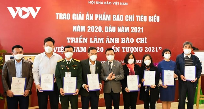 Trao giải ấn phẩm báo chí tiêu biểu và giải cuộc thi ảnh “Việt Nam 2020”